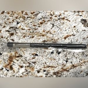 MAC #246 Synthetic Fluffy Eye Brush
